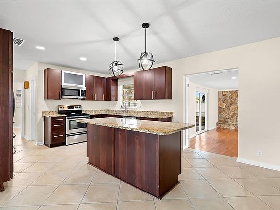 4th image of 2809 W Woodlawn Ave