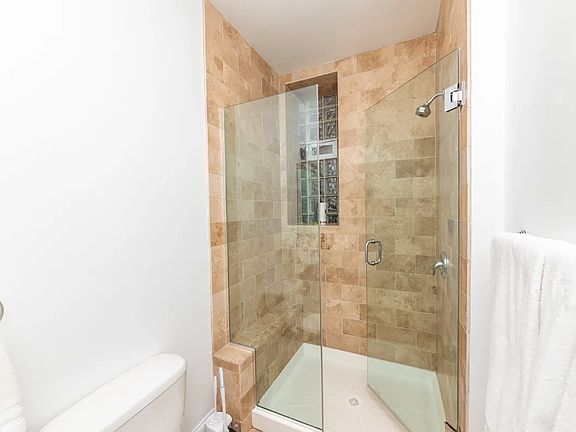 3rd image of 3927 N Clarendon Ave APT 3R