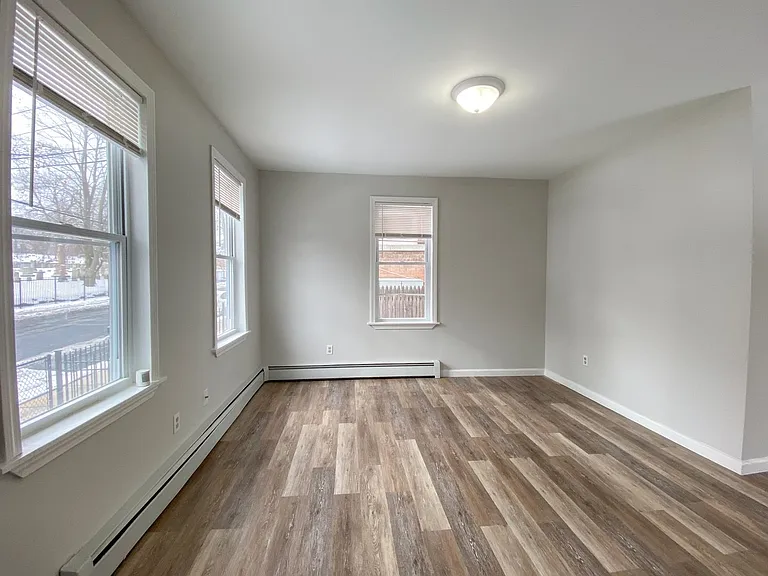158 Ward St — Photo 4