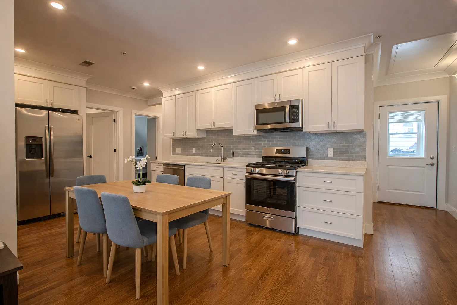 4 bed, 9999 sqft, $5,495 — Photo 2