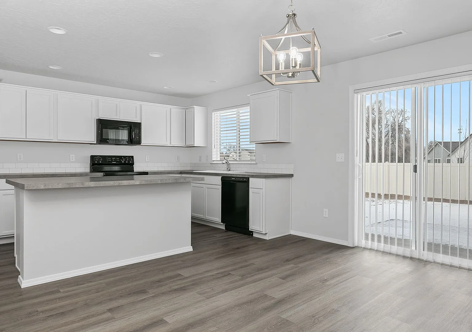 Beautiful & Spacious 2636sf Nampa Home W/3-Car Garage — Photo 4