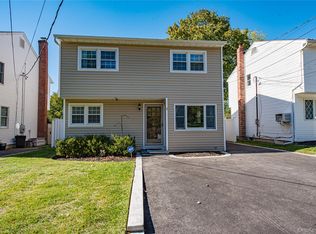 2 Elm Rd, Rocky Point, NY 11778