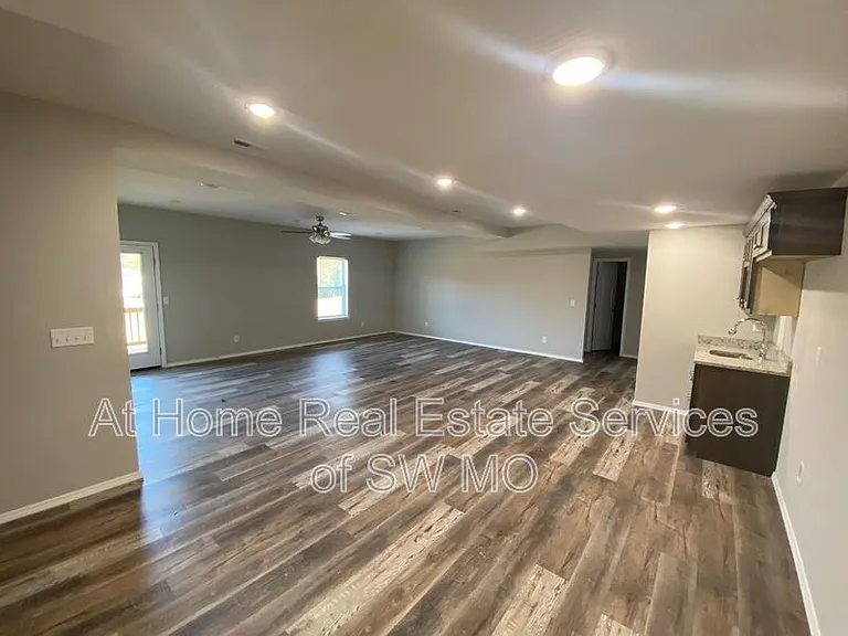 632 S Southgate St — Photo 7