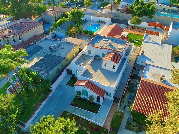 5th image of 1055 E Cypress Ave
