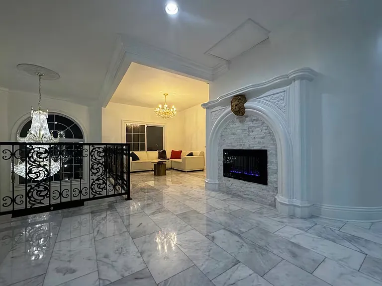 120 W Chapman Rd — Photo 24
