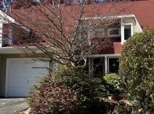 9 Pine Hollow Ct, Oak Ridge, NJ 07438