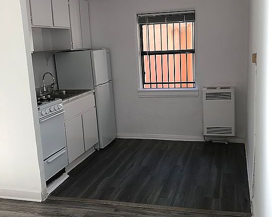 3rd image of 1929 Whitley Ave