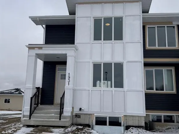 1931 W McCaskill Dr, Crossfield, AB T0M 0S0