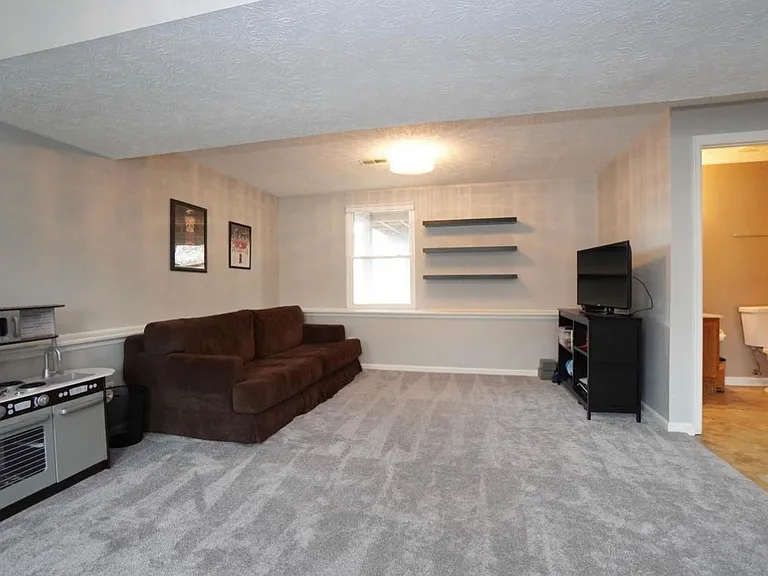 8066 Winters Ln — Photo 15