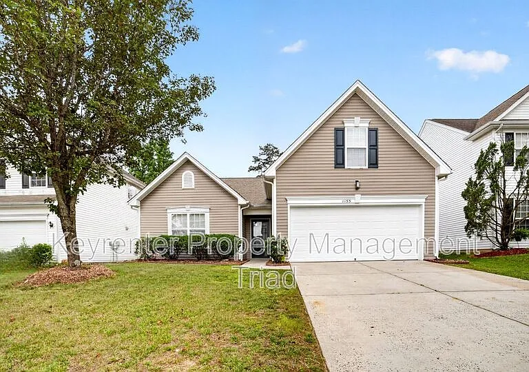 1153 Hawick Dr — Photo 45