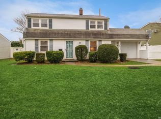 16 Haven Ln, Levittown, NY 11756