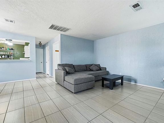 5th image of 304 SW 79th St