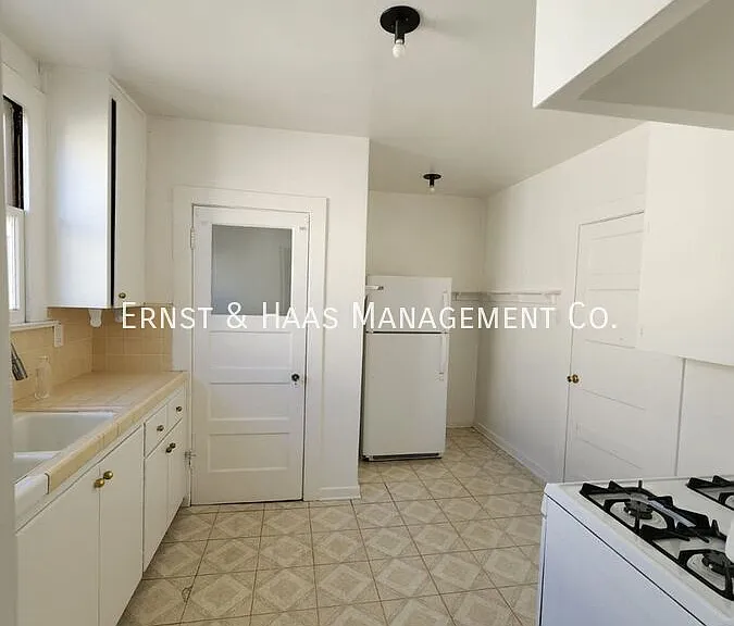 528 N Kenmore Ave — Photo 5