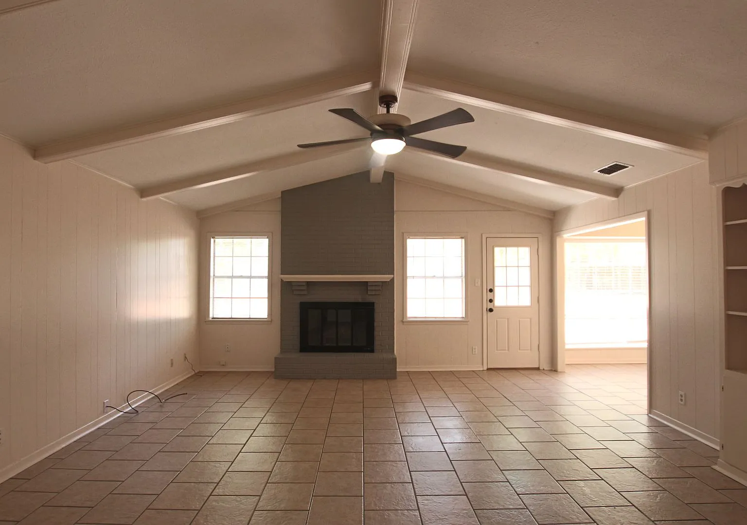 Coming Soon! Charming 3 Bedroom, 2 Bathroom Home in South Tyler! — Photo 4