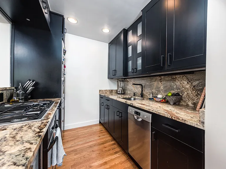 5112 Macarthur Blvd NW — Photo 7