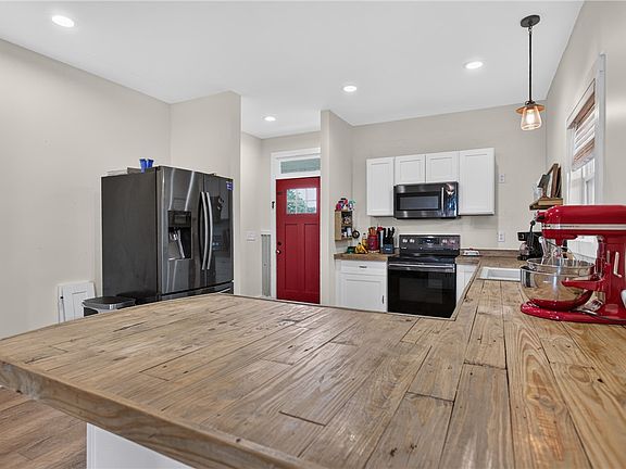 5th image of 131 Singletree Ln