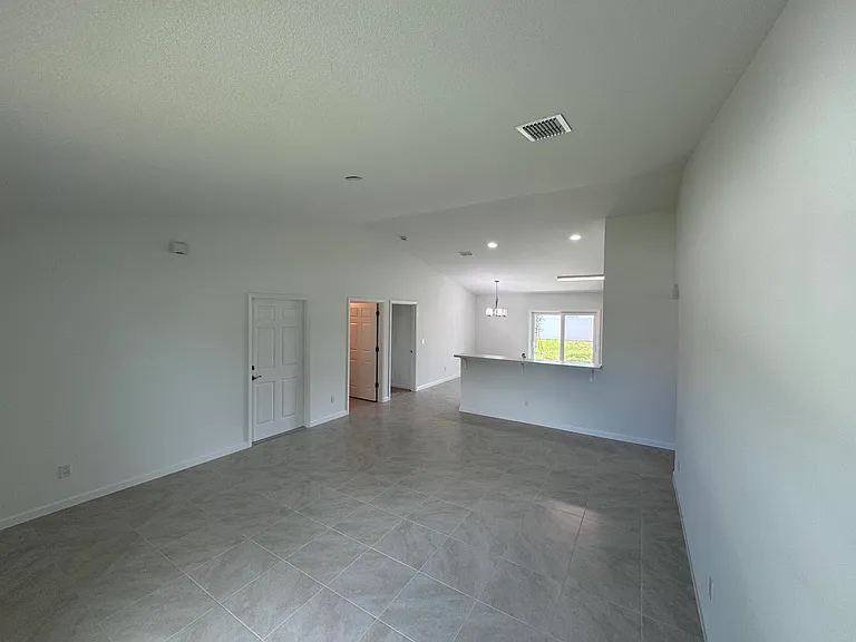 532 SW Buswell Ave — Photo 4