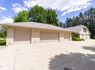 731 W 96th St, Chanhassen, MN 55317