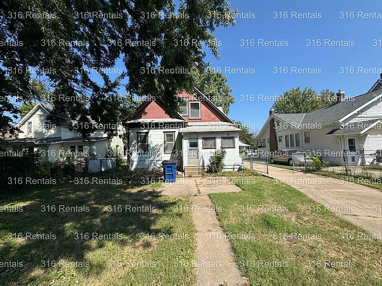 425 E 3rd St — Photo 11