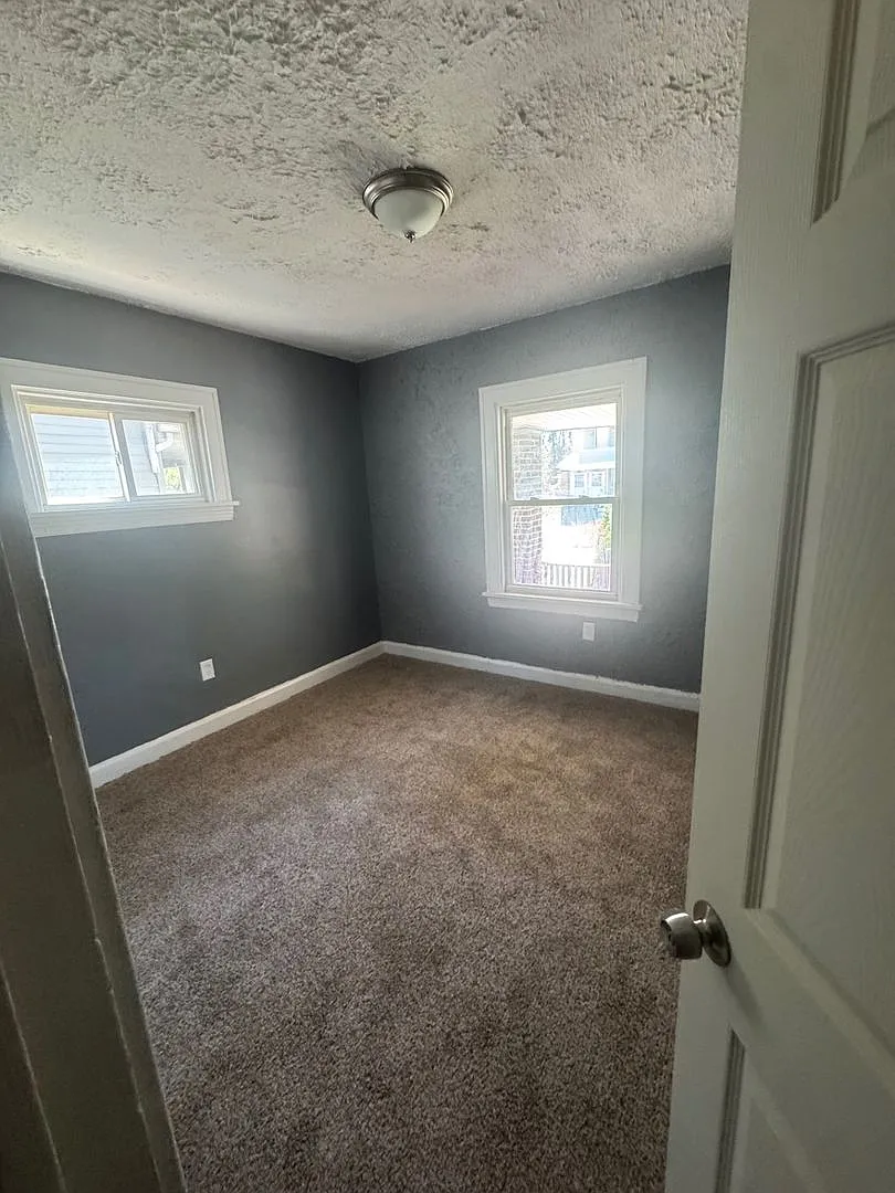 11115 Notre Dame Ave — Photo 4