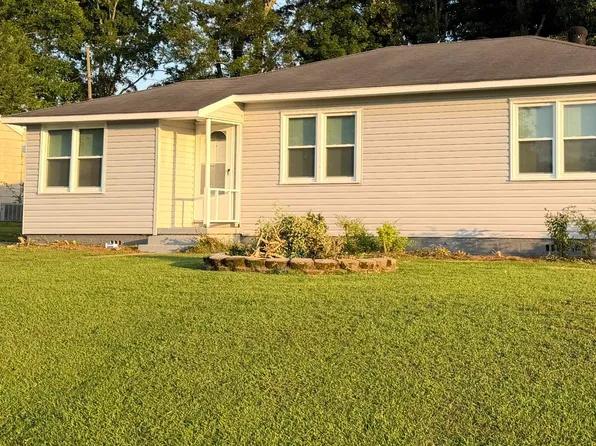 383 Pinehurst Dr, Talladega, AL 35160