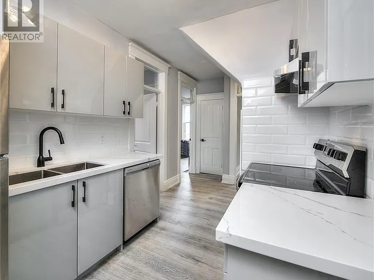 19 Clarence Pl #3 — Photo 6