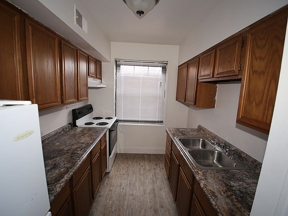 3rd image of 35 College Ct