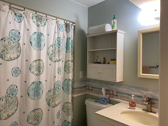 One of 2 full size bathrooms