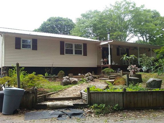 3rd image of 303 Beechwood Ln