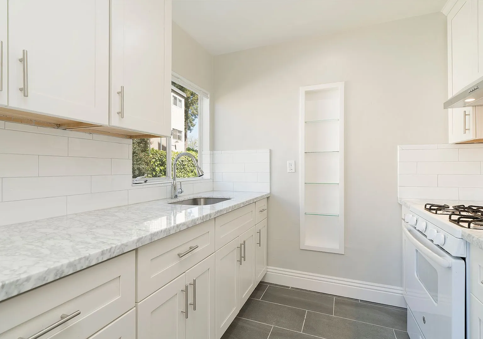 Newly remodeled one bedroom at the Adams Point area of Oakland. — Photo 2