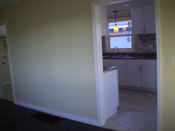 3rd image of 1103 E Lark Ave