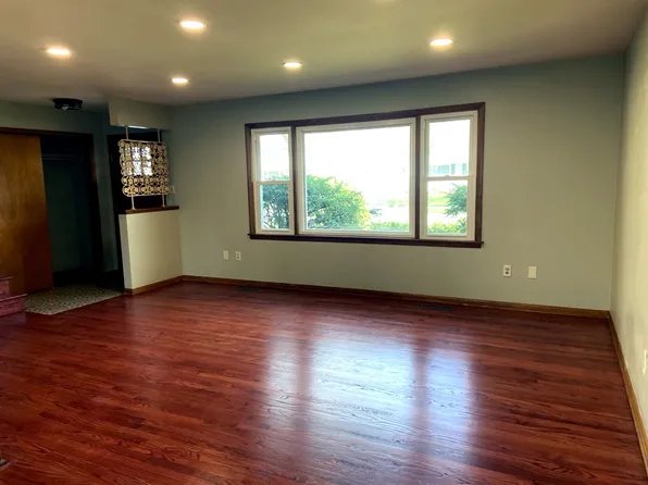 254 Sycamore Ln, Munster, IN 46321