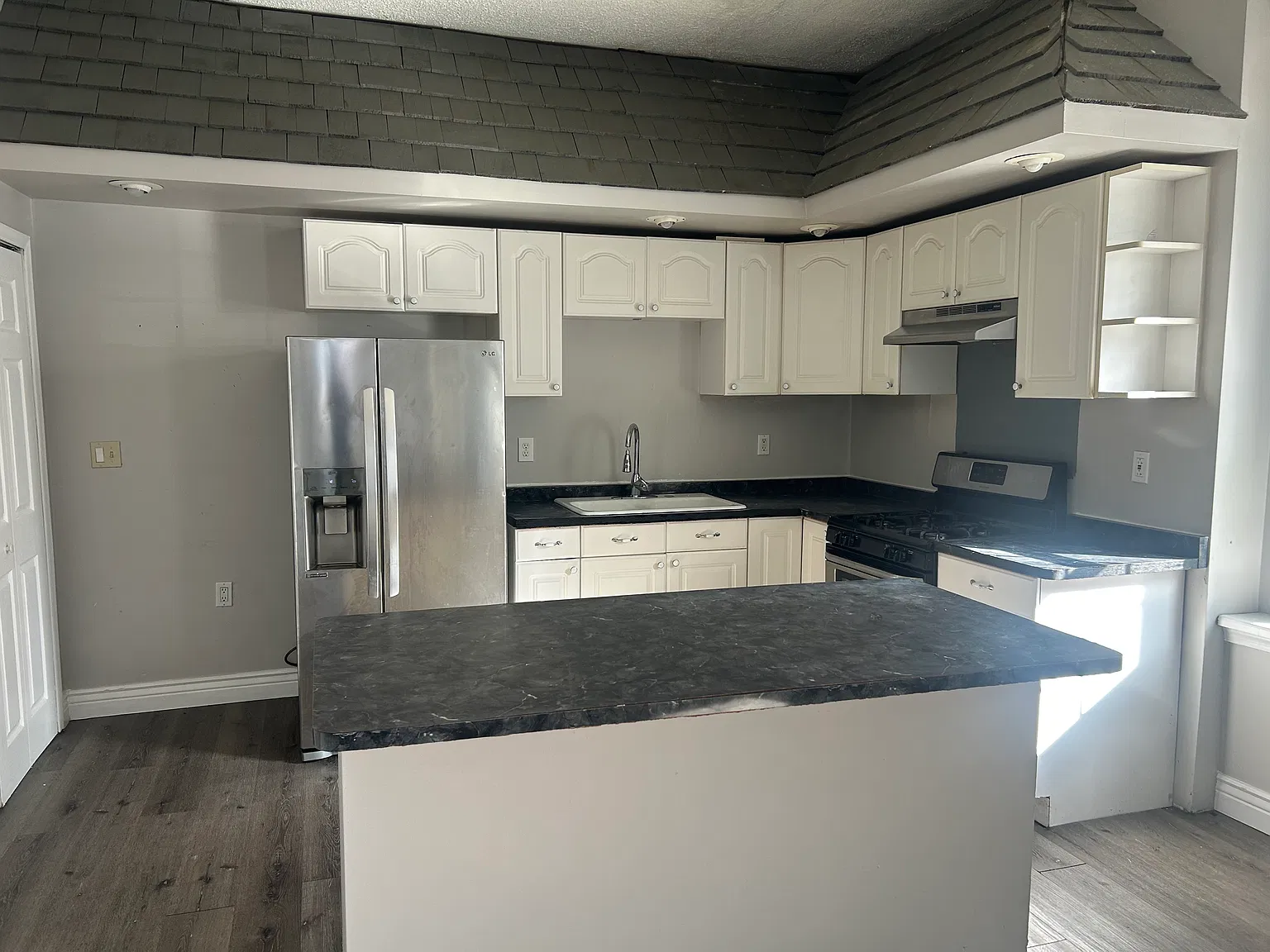 1137 E 3rd St — Photo 3