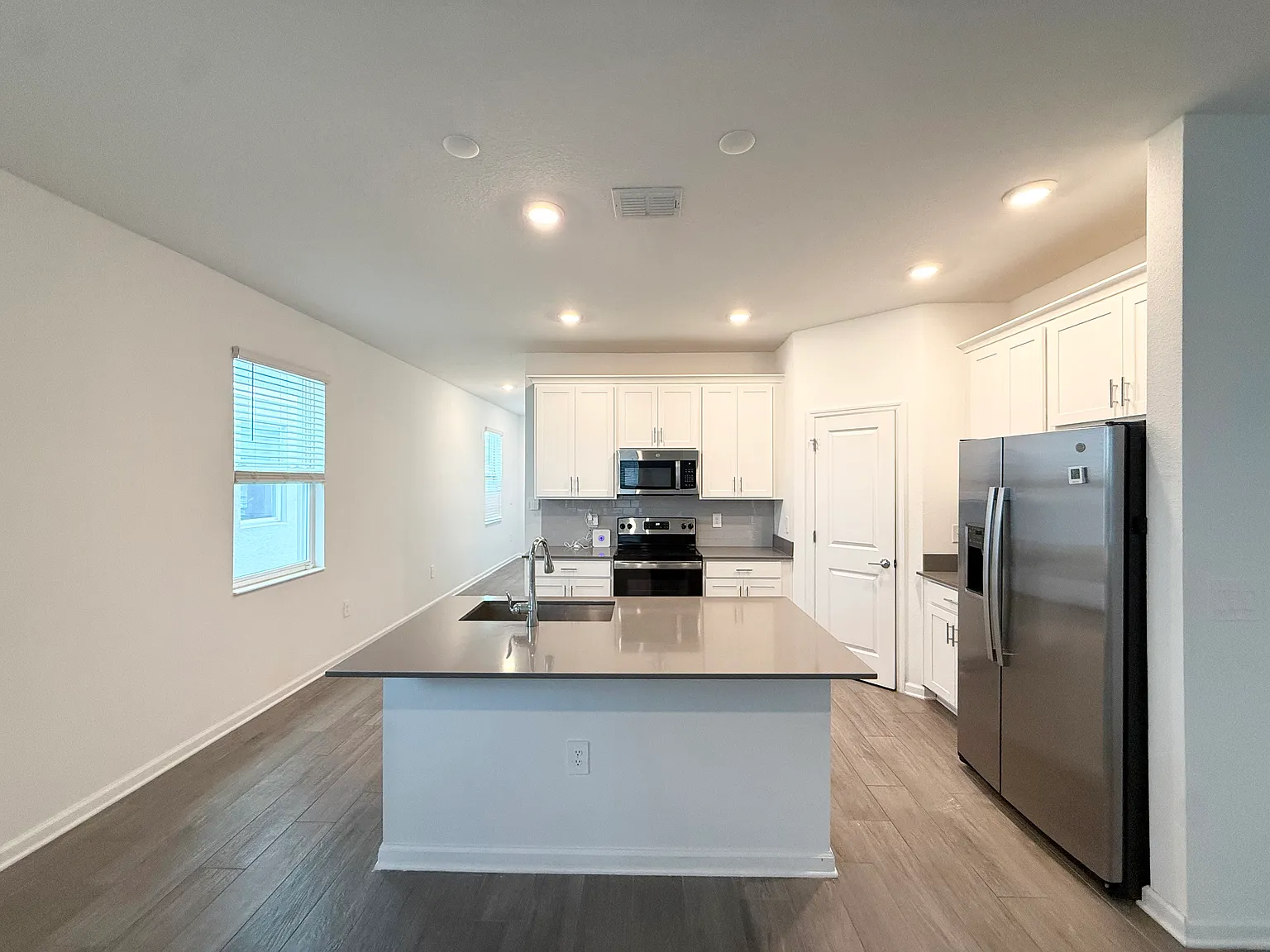 4 bed, 3.5 bath, 2559 sqft, $3,200 — Photo 2