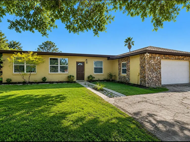 8812 Oakwood Dr — Photo 2