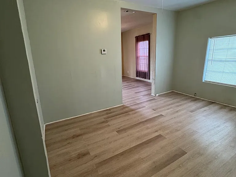 403 E Elk St — Photo 7