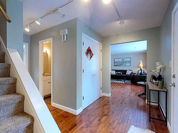 2nd image of 2851 Ashland St