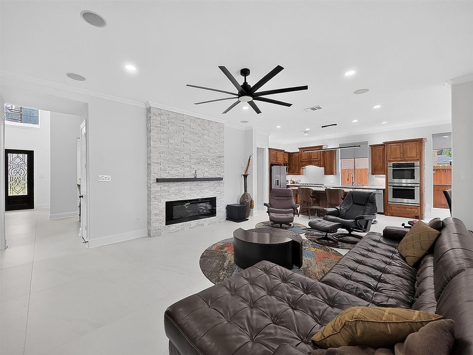 1st image of 6911 Gossamer Ln