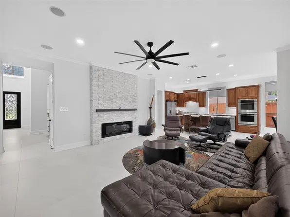6911 Gossamer Ln, Sugar Land, TX 77479