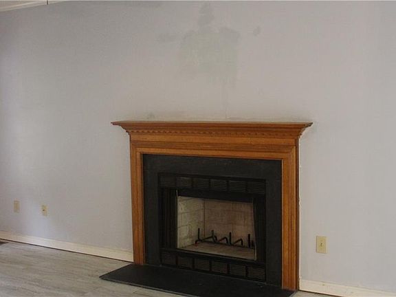 5th image of 803 Briarwood St