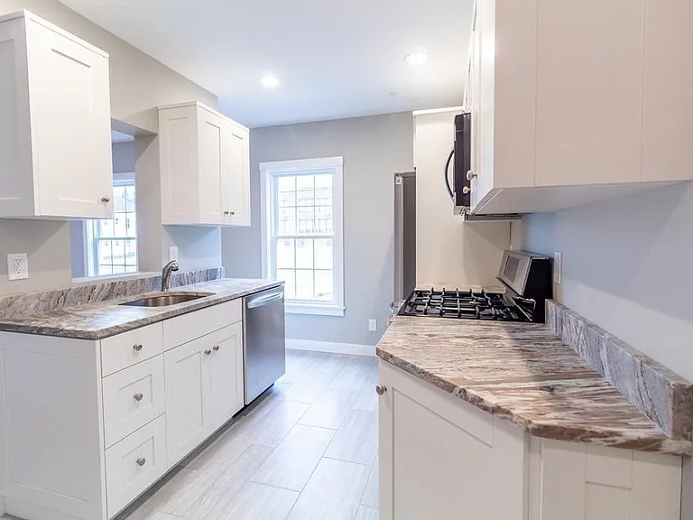 244 W 6th St #5 — Photo 9