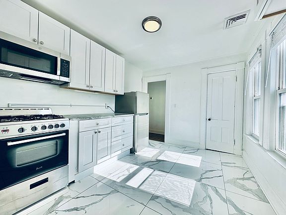 4th image of 66 Trumbull St #5
