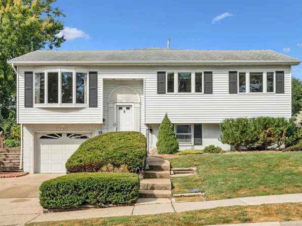 2145 Saint John Dr, Dubuque, IA 52002