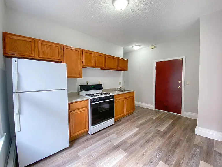 291 Buckingham St / Luca Investments LLC — Photo 37