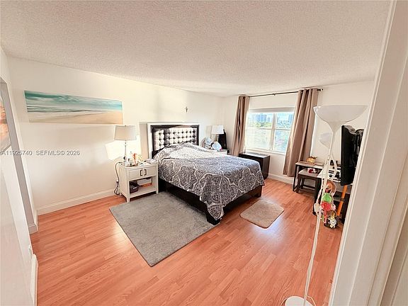 5th image of 401 Golden Isles Dr APT 512
