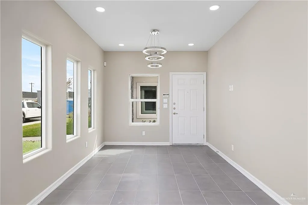 3 bed, 2.0 bath, 980 sqft, $1,050 — Photo 2
