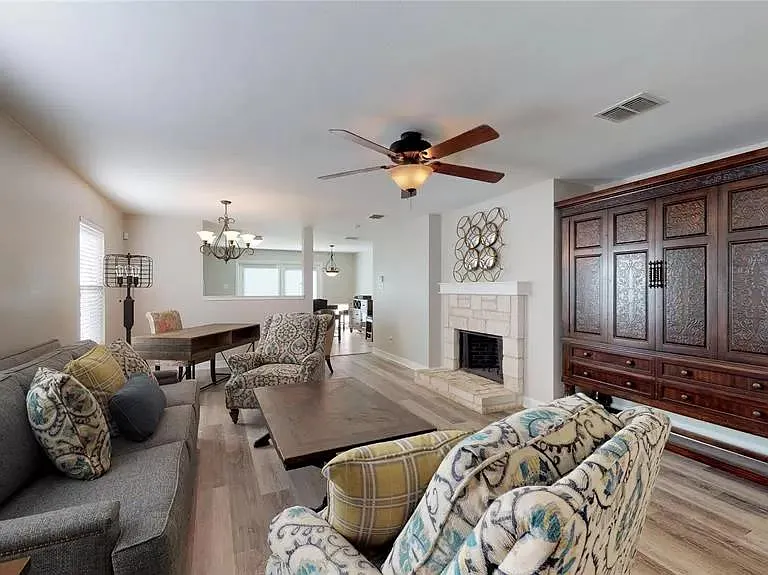 1308 Red River Ln — Photo 2