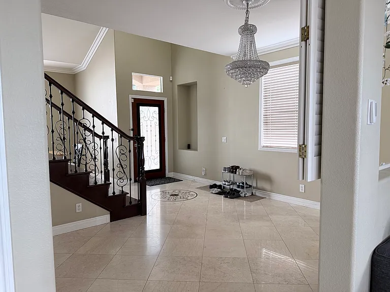 2801 Hazel Pl — Photo 2