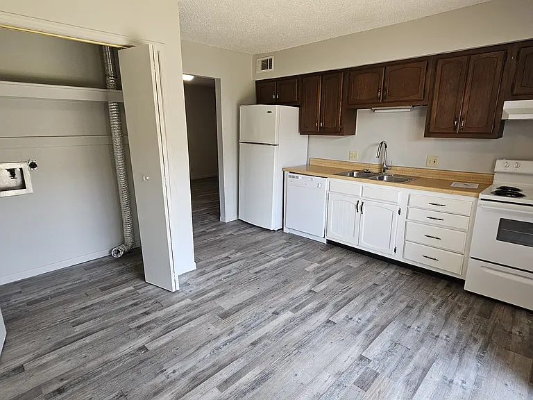 702 Sherbrooke Dr #4 — Photo 7
