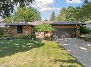 806 Abbey Ln, Milford, MI 48381
